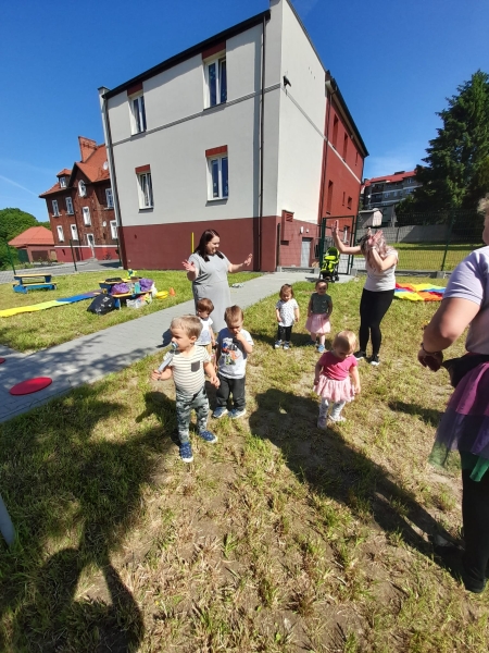 ''Kiedy śmieje się dziecko, śmieje się cały świat.''  Janusz Korczak